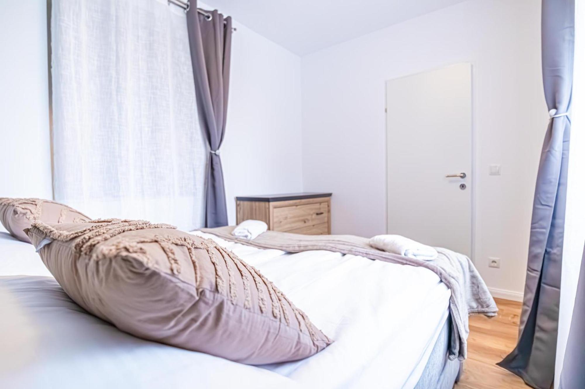 Charming 1Br And 1Lr Apt Modern Design Donaustadt Wien Exteriör bild